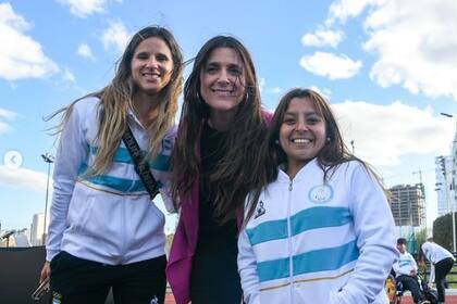 Inés Arrondo, secretaria de Deportes de la Nación, con las atletas Florencia Lamboglia y Antonella Ruiz Díaz