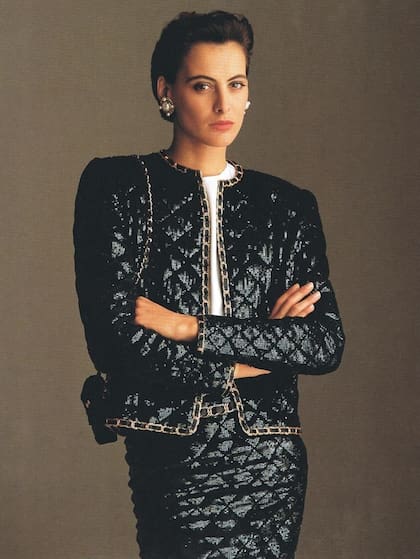 Inés de la Fressange, aristocrática y popular, francesa y argentina,interpretó a la perfección el chic con un algo de impertinencia, como el tailleur que imita la icónica cartera matelassé, con el que Karl rejuveneció a Chanel, en los años 80