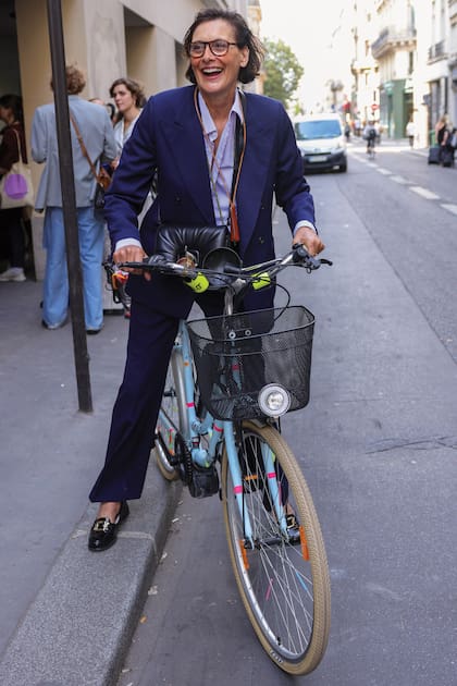 Inès de la Fressange arribó al desfile de Charles de Vilmorin en bicicleta.