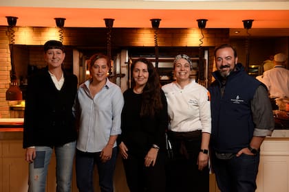 Inés de los Santos, Pía León, Narda Lepes, Patricia Ramírez y Juan Gaffuri, delante de los fuegos de restaurante Nuestro Secreto, donde también se desarrolló el evento