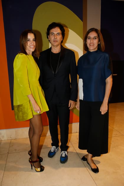 Inés Etchebarne Mihanovich, Álvaro Rufiner, del equipo de Dirección del Moderno, y Victoria Noorthoorn