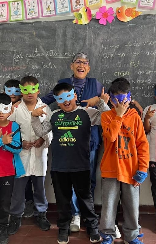 Inés junto a alguno de sus alumnos