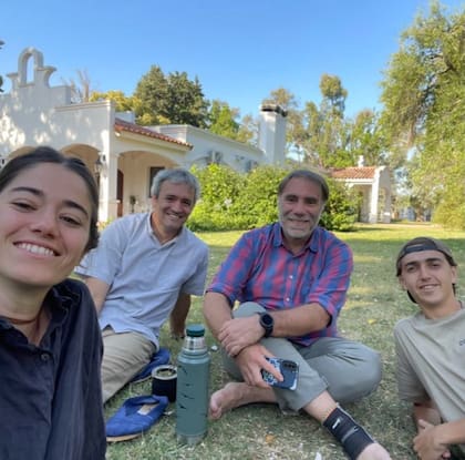 Inés Lawson, los sacerdotes Francisco "Pancho" Bosch y Tomás de la Oca, y Benjamín Fernández Speroni, el equipo de "Juventud que se Mueve" de Pilar
