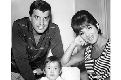 Inés Moreno y Juan Carlos Barbieri junto a Andrea, de bebé