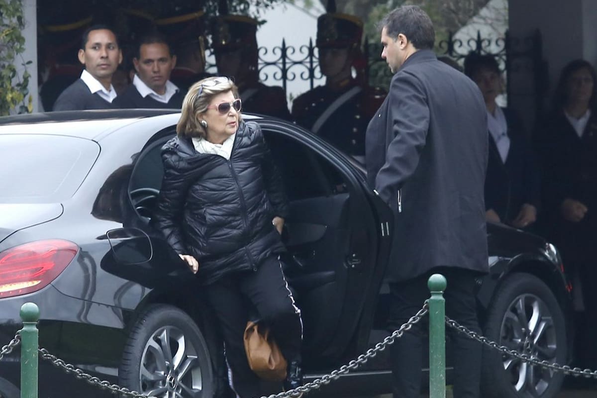 Inés Pertiné, al llegar al cementerio privado