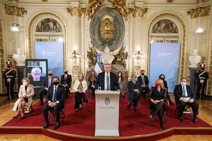Inés Weinberg de Roca (primera de la izquierda), durante el anuncio del plan de reforma judicial, este miércoles, en la Casa Rosada