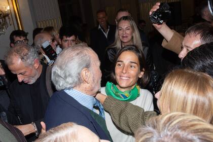 Infaltable, Juana Viale fue a darle un beso al diseñador.