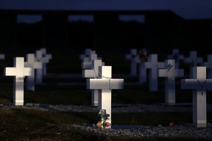 Infaltable visita al cementerio de Darwin, donde descansan los combatientes argentinos