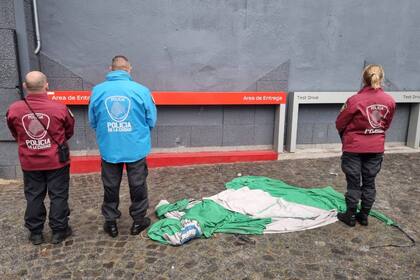 Infantería logró secuestrar la bandera de los manifestantes de Camioneros