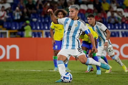 Infantino ejecutó fuerte su penal, pero Mycael alcanzó a recharlo con un pie y Brasil se mantuvo 1-0 arriba; fue el comienzo de la debacle albiceleste en el clásico.
