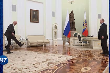 Infantino (izquierda), máximo dirigente de FIFA, y Putin (derecha), el presidente ruso