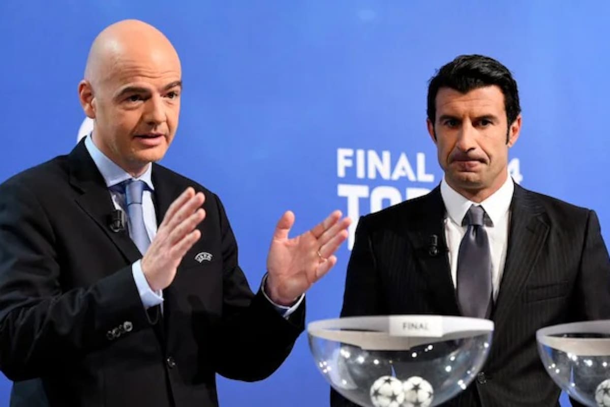 Infantino y Figo, durante el sorteo de un certamen oficial; juntos hasta este quiebre irreconciliable por la movida del presidente de la FIFA