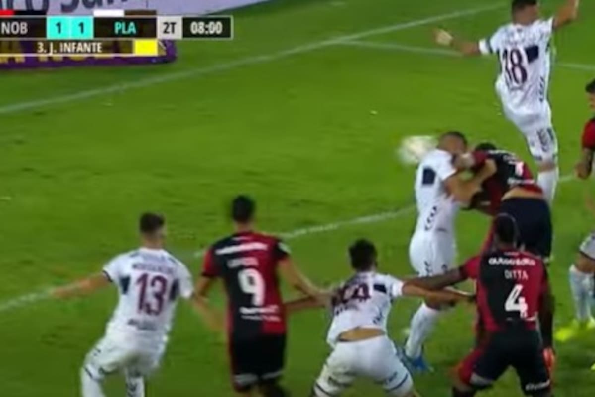 Infantino y Garro se agarran mutuamente, pero cobraron penal para Newell's; hasta ese momento, Platense empataba 1-1 en Rosario