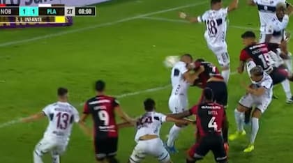 Infantino y Garro se agarran mutuamente, pero cobraron penal para Newell's; hasta ese momento, Platense empataba 1-1 en Rosario