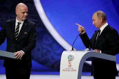 Infantino y Putin en el comienzo del sorteo
