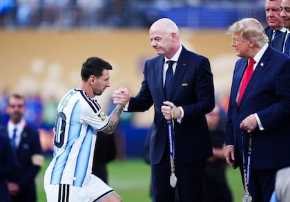 Infantino y Trump encabezaron la premiación de España y Argentina tras la final del Mundial, en Nueva Jersey