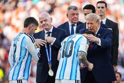 Infantino y Trump le entregan las medallas de plata a De Paul y Messi