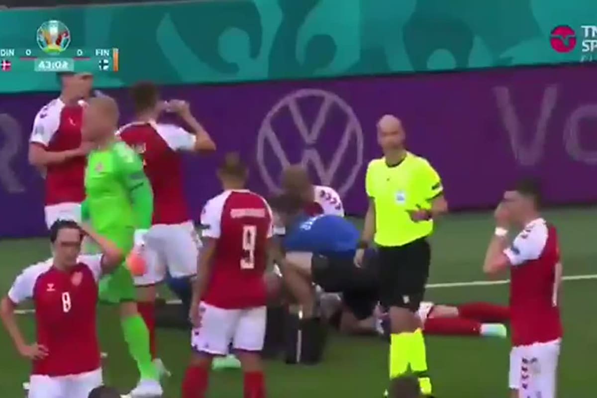 Infartado, Christian Eriksen es asistido en el suelo durante el partido entre Dinamarca y Finlandia por la Eurocopa, en junio de 2021; el danés no sólo volvió a jugar, sino que además se destaca en la Premier League.