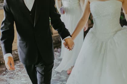 Infidelidad en pleno casamiento: descubrieron a la novia mientras engañaba a su esposo