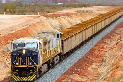 Infinity Train, el tren eléctrico que opera en una mina australiana recarga su batería en tránsito