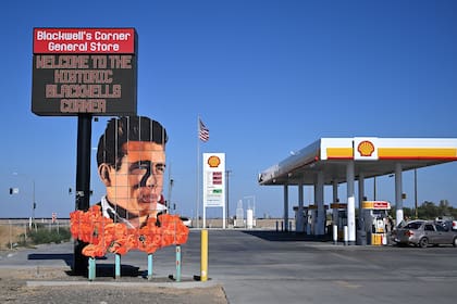 Una estación de servicio en Lost Hills, California; los precios de la nafta bajaron en septiembre