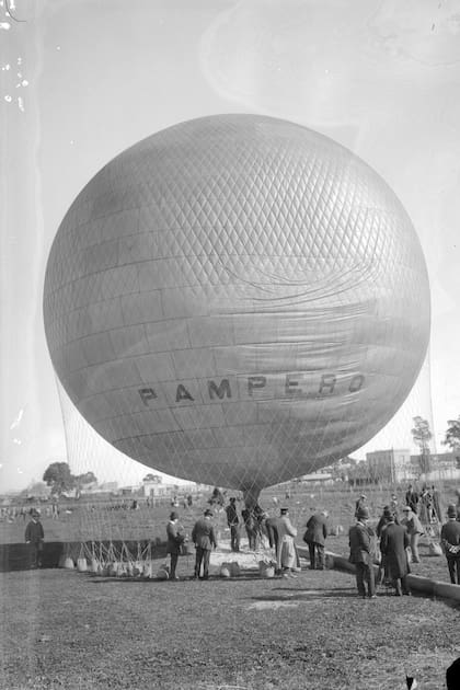 Inflando el Pampero para la ascensión del 2 de mayo de 1908. Volaron Ernani Mazzoleni, Eduardo Federico Newbery y el Mayor Waldino Correa.