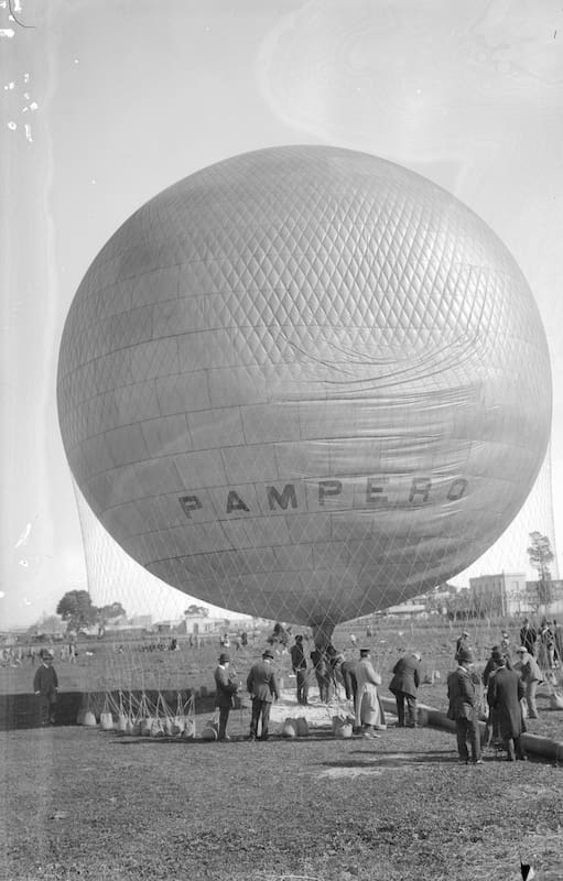 Inflado del Pampero en el campo de la Sociedad Sportiva, en ocasión del tercer vuelo en el país realizado el 19 de abril de 1908. Fue tripulado por Jorge a. Newbery y el Mayor Waldino Correa.