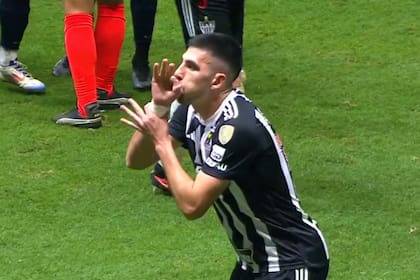 Inflando el Globo: el festejo de Rodrigo Battaglia, exjugador de Huracán... frente a San Lorenzo, tras marcar el gol para el triunfo del Mineiro