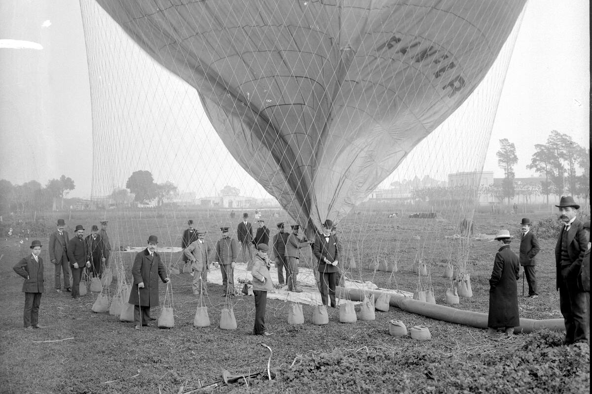 Inflado del Pampero en el campo de la Sociedad Sportiva, en ocasión del tercer vuelo en el país realizado el 19 de abril de 1908. Fue tripulado por Jorge a. Newbery y el Mayor Waldino Correa.