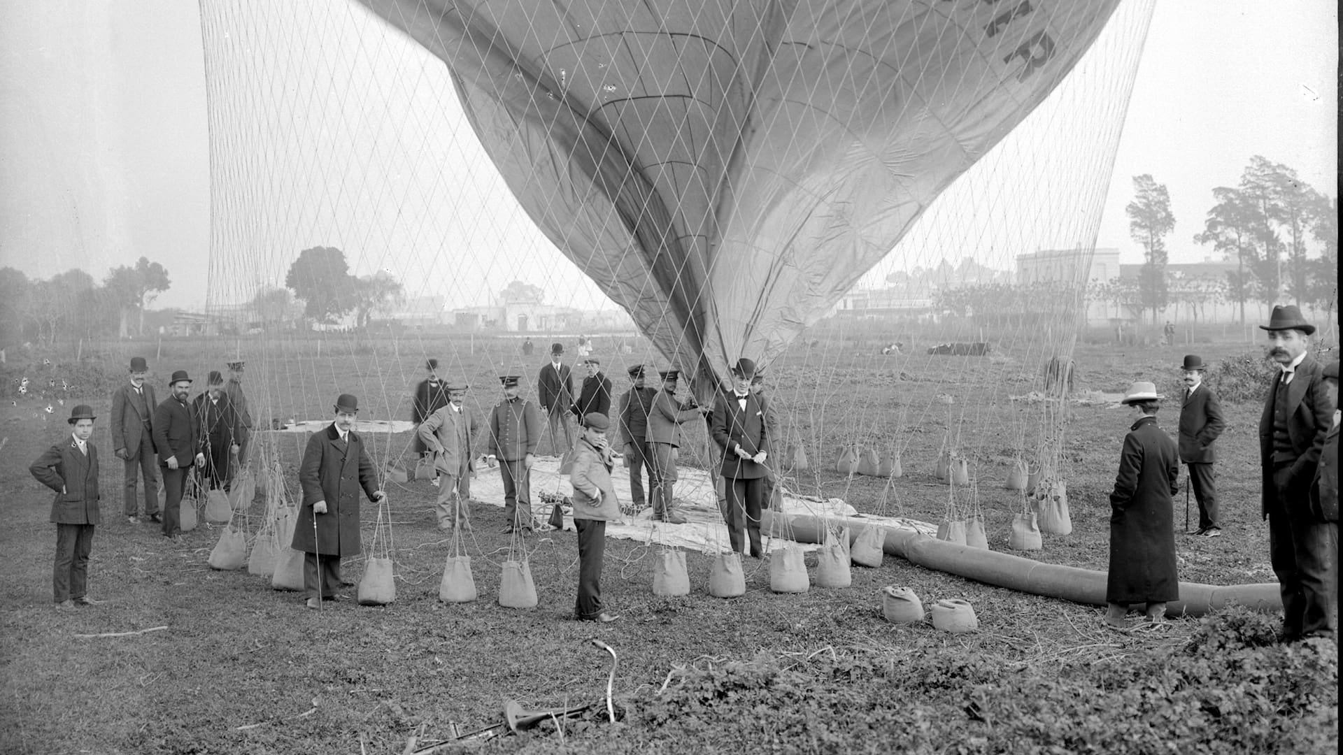 Inflado del Pampero en el campo de la Sociedad Sportiva, en ocasión del tercer vuelo en el país realizado el 19 de abril de 1908. Fue tripulado por Jorge a. Newbery y el Mayor Waldino Correa.