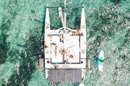 Nueve “princesas de las redes” se embarcaron en una simpática aventura en el Mediterráneo: su catamarán se hundió frente a Formentera