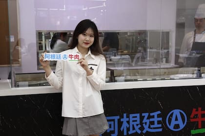 Influencers chinos, conocidos como KOL's (Key Opinion Leaders), cuando visitaron el restaurante de Argentine Beef de la China International Import Expo (CIIE)