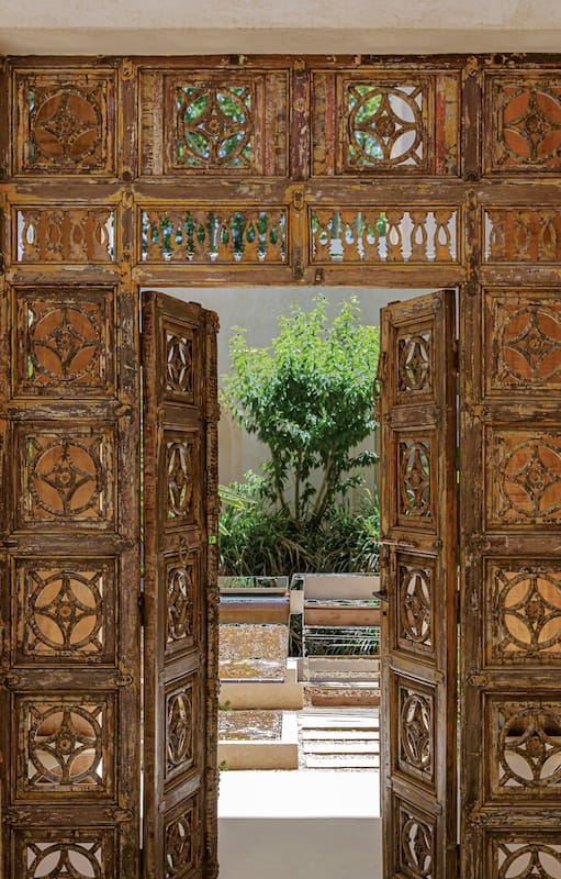 En el oasis: El paso por un riad inspiró esta casa que une líneas modernas y aires marroquíes
