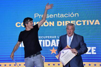 Informal, Pergolini cantó como un hincha; formal, Ameal criticó a la gestión anterior.