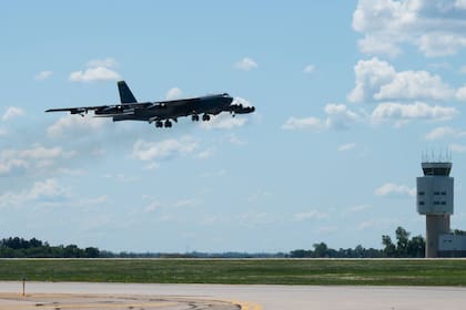 Informe preliminar revela incidente de un bombardero B-52 con dos aeronaves civiles en Dakota del Norte