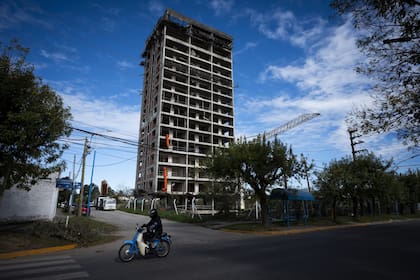 Informes técnicos incorporados al expediente advirtieron sobre riesgos vinculados con la estructura, los elementos en altura, la grúa y las condiciones del suelo y los muros de contención