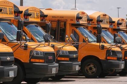Infracciones como pasar un autobús escolar mientras un niño se sube o baja puede generar 25 puntos en el historial del conductor