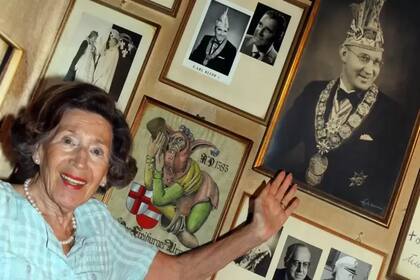 Inge junto a la foto de su padre, que fundó la vinería en 1955 como un centro de reunión para los amantes del vino y los actores, payasos y "tontos"
