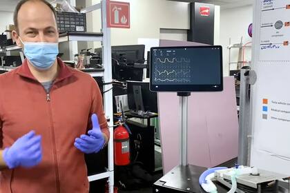 Ingenieros de la automotriz liderada por Elon Musk presentaron un prototipo de respirador creado con partes del vehículo eléctrico Model 3