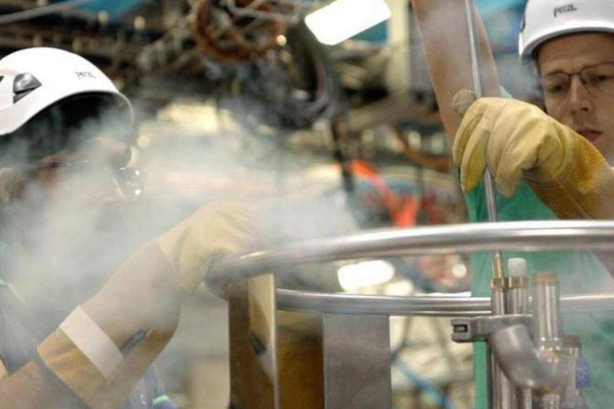 Ingenieros de la CERN añaden helio líquido al sistema para mantener la antimateria a menos 270 grados celcius, la temperatura más fría posible cerca del cero absoluto