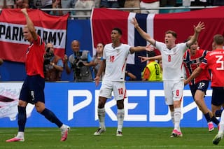Inglaterra anota ante Noruega tras parecer que el balón golpeó un cable de cámara sobre el campo