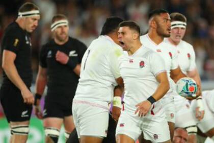 Inglaterra festeja el try de Tuilagi apenas comenzada la semifinal