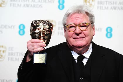 Alan Parker alza el premio honorífico que le dio la Academia de cine británica, en 2013