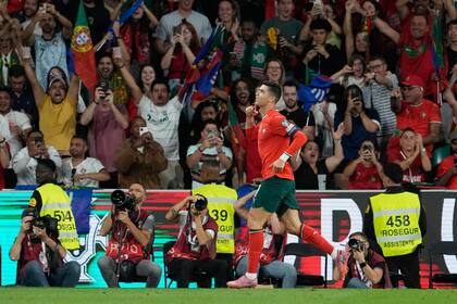 Inglaterra sella pasaje al Mundial al golear a Letonia. Cristiano y Portugal pierden una oportunidad