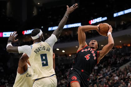 Ingram y Barnes lideran a Raptors en victoria 111-105 sobre Bucks en mala racha