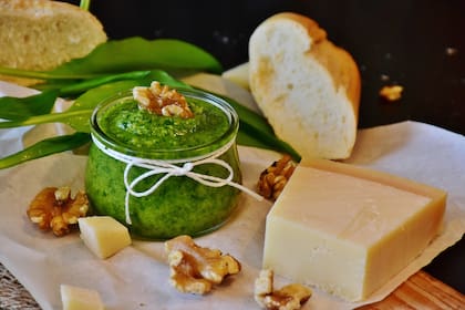 Ingrediente esencial del pesto, las hojas de albahaca fresca son usadas en Oriente para agregar a los platos de curry y algunos dulces. En Francia, las remojan en el aceite de oliva que después usan para aderezar ensaladas.