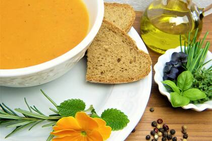 Ingredientes de estación, frescos y saludables para organizar las más variadas sopas, frías