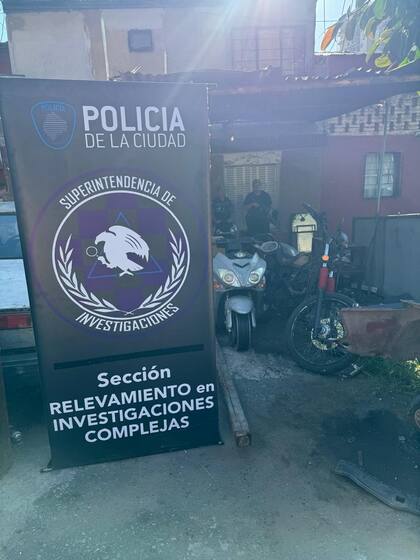 Ingreso a la vivienda allanada, donde los investigadores hallaron motos, repuestos y documentación vinculada a la pesquisa