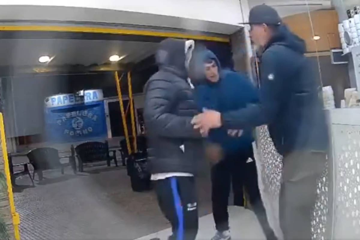 Ingresó a una heladería para salvarse de un robo, pero los tres delincuentes armados lo desvalijaron con violencia.