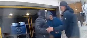 Tomaba un helado con su hija y lo asaltaron tres delincuentes: le apuntaron a la cara y le sacaron todo